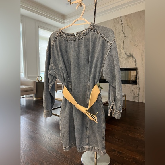 🌸Zara belted denim dress, Looks stunning on.It has beautiful distressing look - Picture 3 of 8